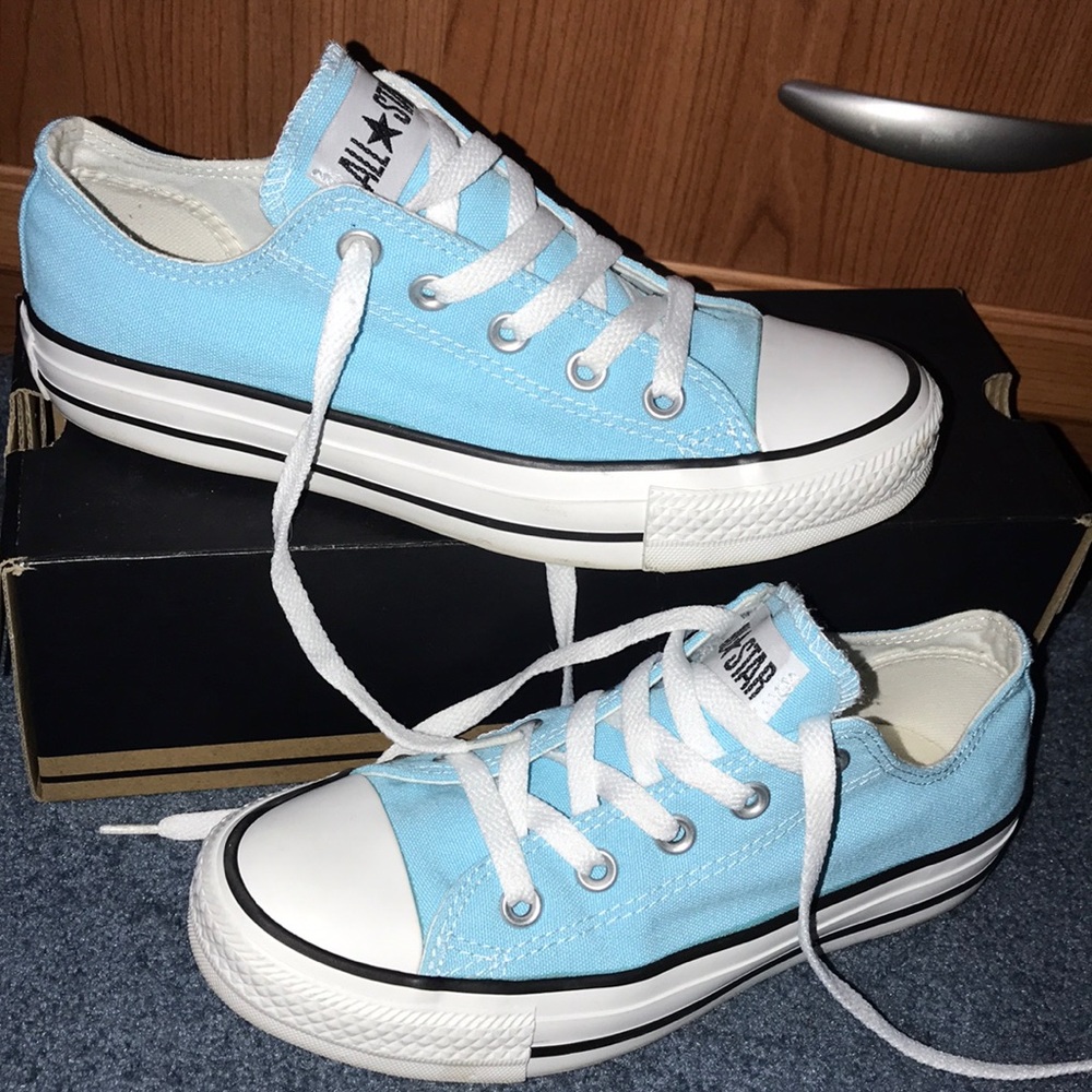 Women’s light blue converse